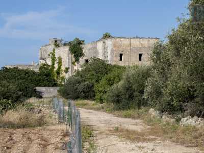 Subito dopo la Caserma della Guardia di Finanza viale Europa devia in una strada rurale che conduce a Masseria Caggiano, un edificio del XV secolo che tra distruzione e scritte di ogni tipo rappresenta ormai un rudere